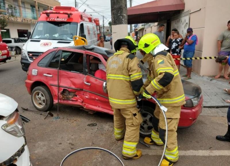 Carro colide em poste de energia elétrica na rua Acre - O que é