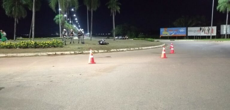Homem perde controle de motocicleta em rotatória, cai e morre em bairro de Rio Branco