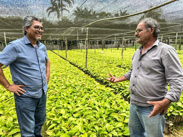 Edvaldo Magalhães visita viveiro de mudas de café em Mâncio Lima e destaca potencial da cafeicultura no Acre