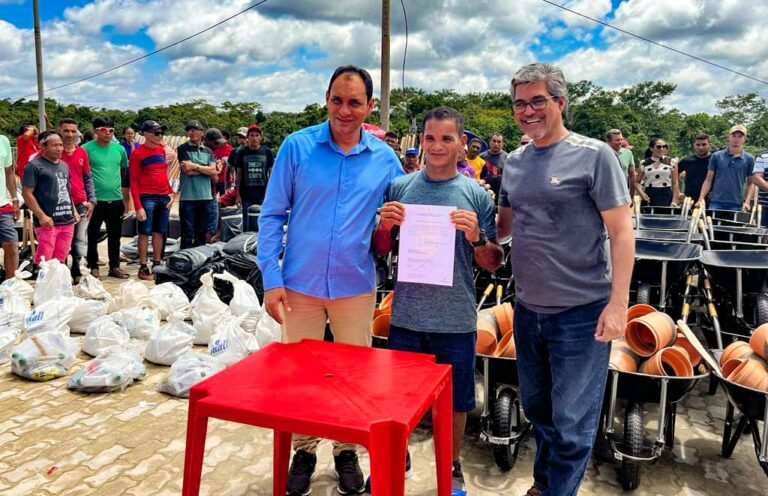 Edvaldo Magalhães participa da entrega de kits para construção de açudes em comunidades isoladas de Thaumaturgo