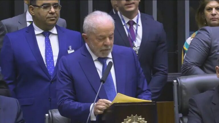 Lula revoga atos de Bolsonaro e pede reavaliação de sigilos em 30 dias