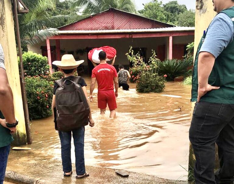 Igarapé transborda durante forte chuva, causa enxurrada e atinge famílias em vila de Rio Branco
