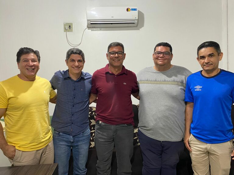 Deputado Calegário visita Capixaba e coloca mandato à disposição do município