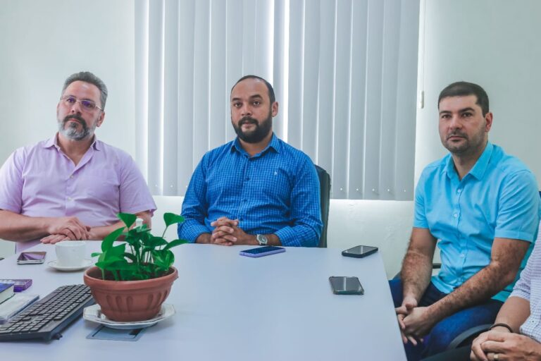Direção da Fundhacre apresenta relatório de mutirões de cirurgias durante visita de Nicolau na unidade