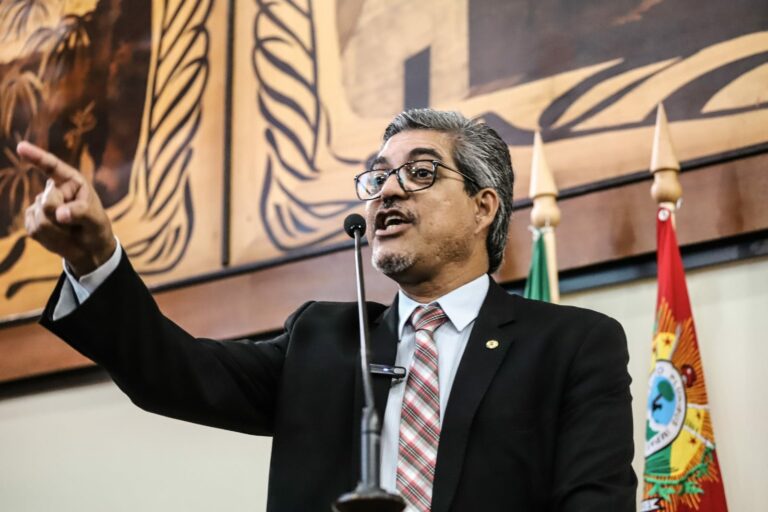 Edvaldo Magalhães repudia atos antidemocráticos em Brasília e defende posicionamento conjunto da Aleac