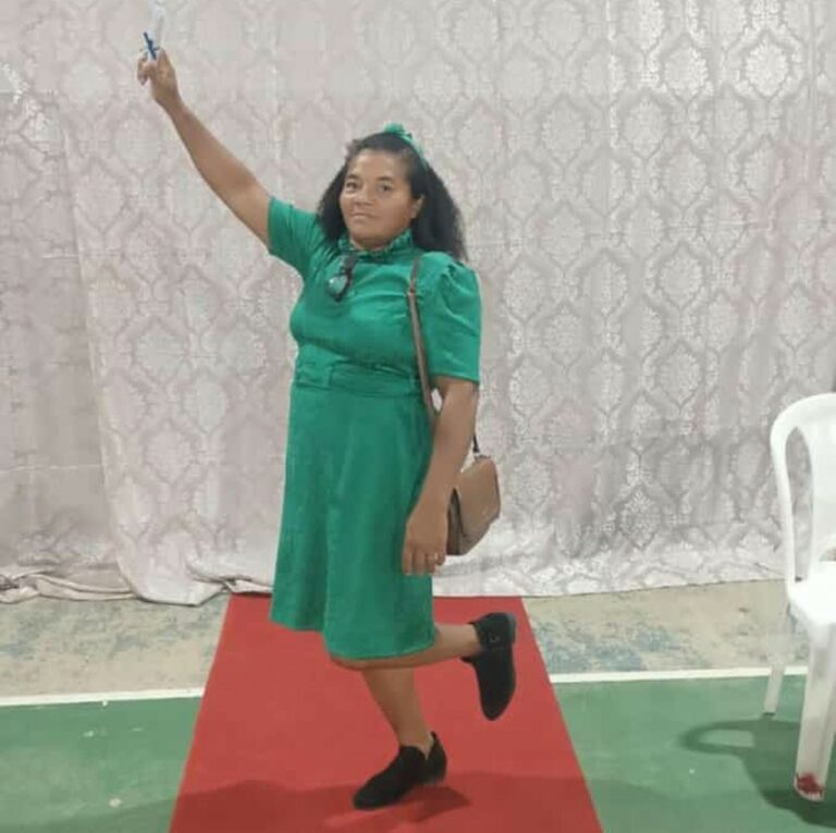 Mãe de 8 filhos se forma no ensino médio aos 55 anos e sonha em fazer faculdade: ‘Não queria desistir’