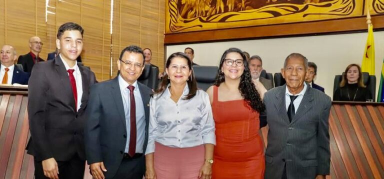 Ao lado da família, Luiz Gonzaga tome posse como deputado estadual