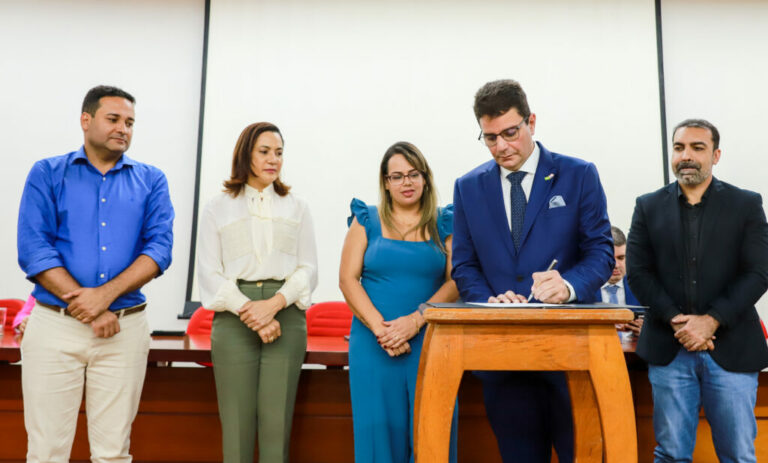 Governador empossa novos professores efetivos e anuncia reajuste do piso salarial