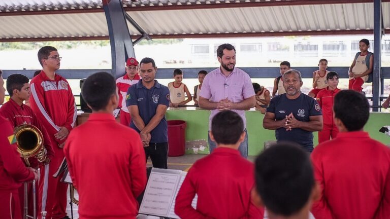 Surpreso com talento da banda, Jarude dobra valor de emenda destinada à escola cívico-militar da Cidade do Povo