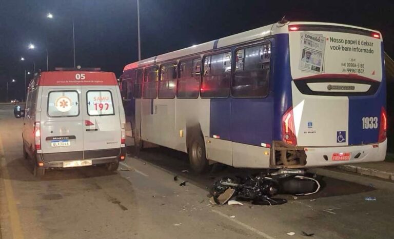 Mulher colide moto contra traseira de ônibus e vai parar no PS com fratura exposta