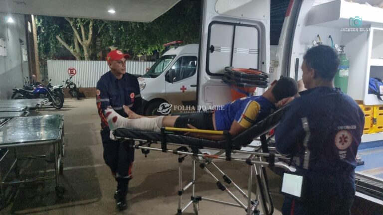 Colisão entre carro e moto deixa motociclista com perna dilacerada na parte alta de Rio Branco