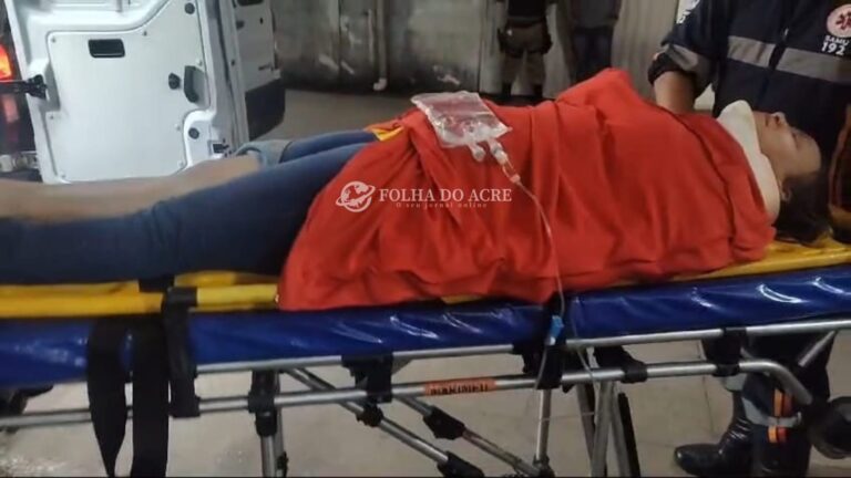 Mulher fica ferida após bater em buraco e perder controle de moto em Rio Branco