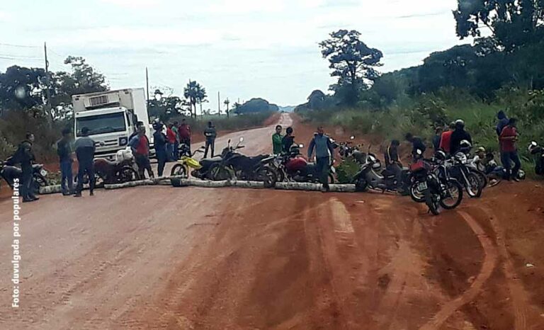 Após posseiros serem baleados, manifestantes fecham BR-317 no Acre