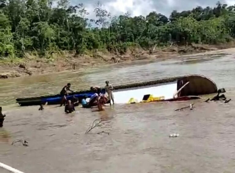 Barco carregado de mercadoria naufraga em rio acreano