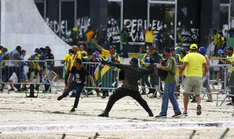 Condenados por atos do 8 de Janeiro quebram tornozeleira e fogem do país