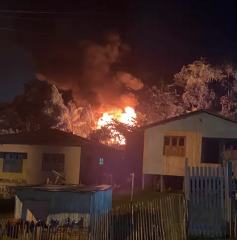 Idoso de 80 anos morre carbonizado após casa pegar fogo em Cruzeiro do Sul