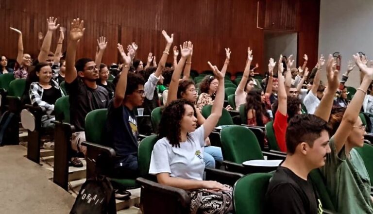 Paralisação estudantil: alunos da Ufac entram em greve por tempo indeterminado