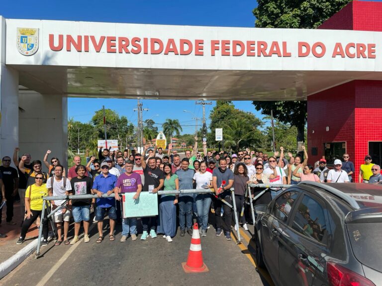 Professores, técnicos e alunos fecham entrada da Ufac e impedem entrada e saída no local
