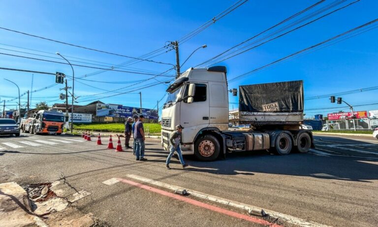 Caminhão quebra e interdita avenidas no bairro Estação Experimental, em Rio Branco