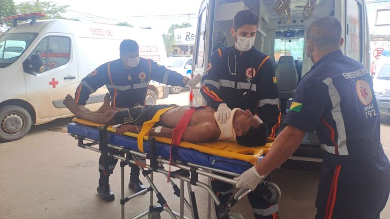 Homem cai de altura de 4 metros ao tentar consertar telhado em Rio Branco