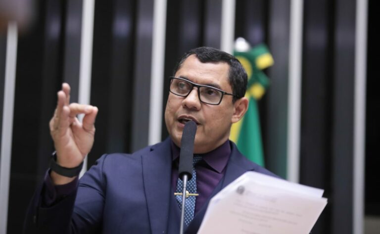 Pressão de Ulysses e outros deputados adia votação de PL que beneficia a Globo