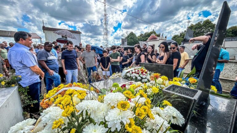 Corpo de Isnard Leite é sepultado no Cemitério São João Batista, em Rio Branco