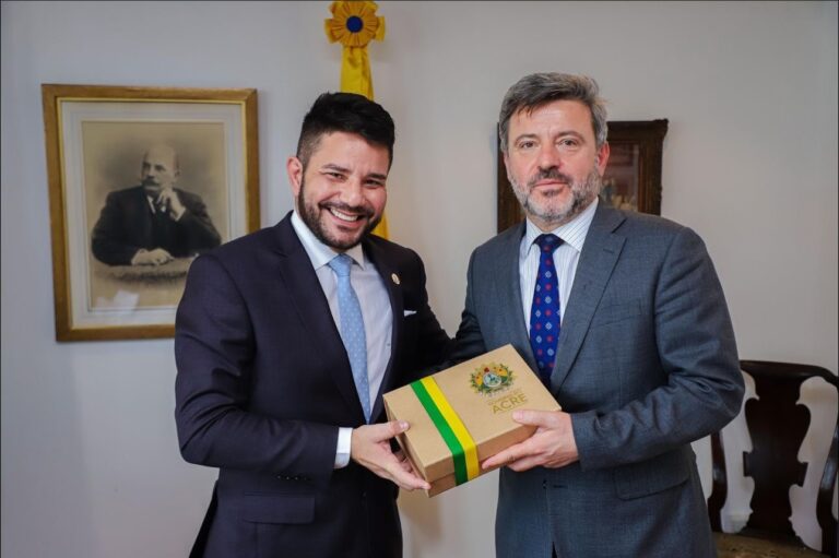 Gladson leva pauta ambiental a embaixador do Brasil no Reino Unido e o presenteia com produtos do Acre