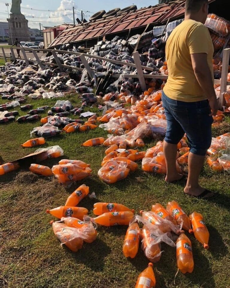Carreta carregada de refrigerante tomba na rotatória da Havan e quase atropela ciclista