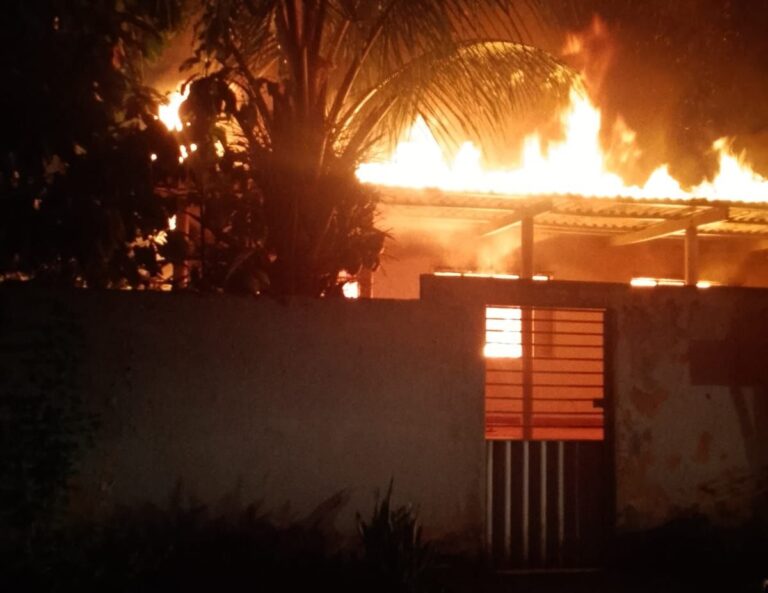 Incêndio destrói casa de idosa em Brasiléia; curto-circuito pode ter causado o acidente