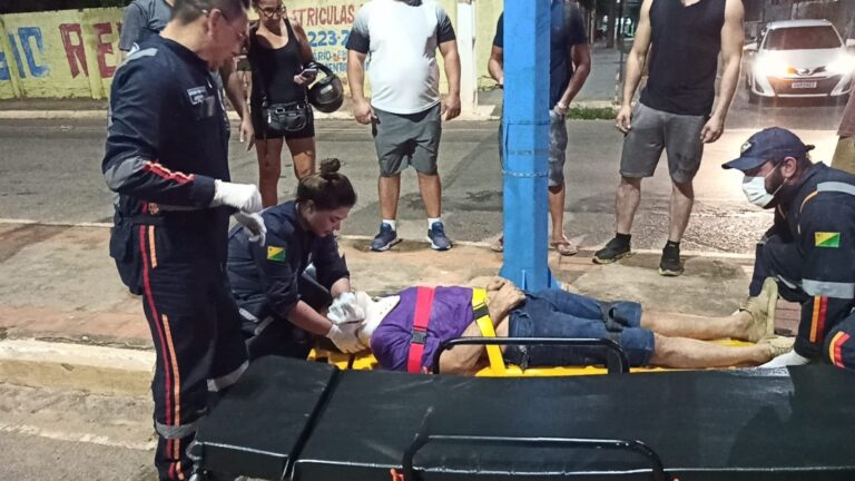 Homem sofre traumatismo craniano após bater moto contra poste em Rio Branco