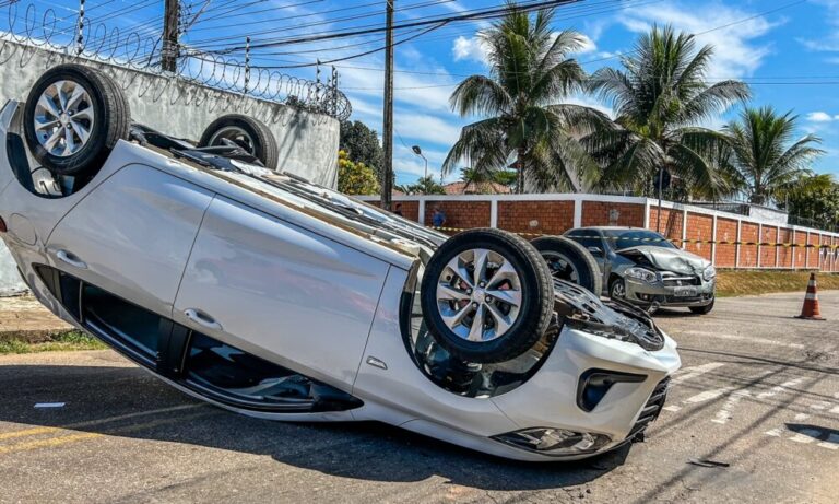 Motorista avança preferencial, bate em carro e capota veículo em Rio Branco