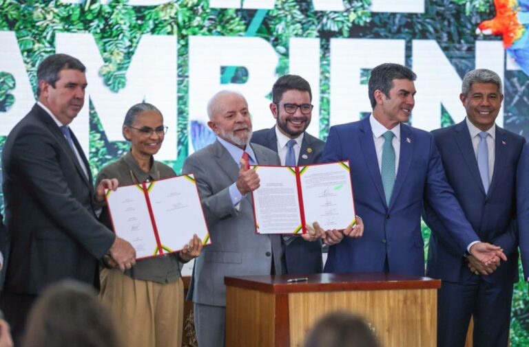 Ao lado de Lula e Marina, Gladson assina Pacto Interfederativo para o Combate aos Incêndios no Pantanal e na Amazônia