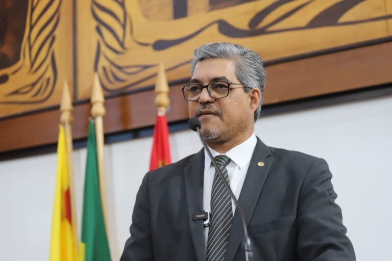 Edvaldo Magalhães volta a cobrar reestruturação da tabela da Educação e diz que os recursos existem