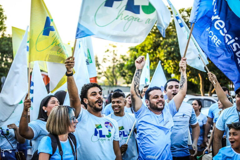 Imagens mostram multidão chegando para convenção de Bocalom e Alysson