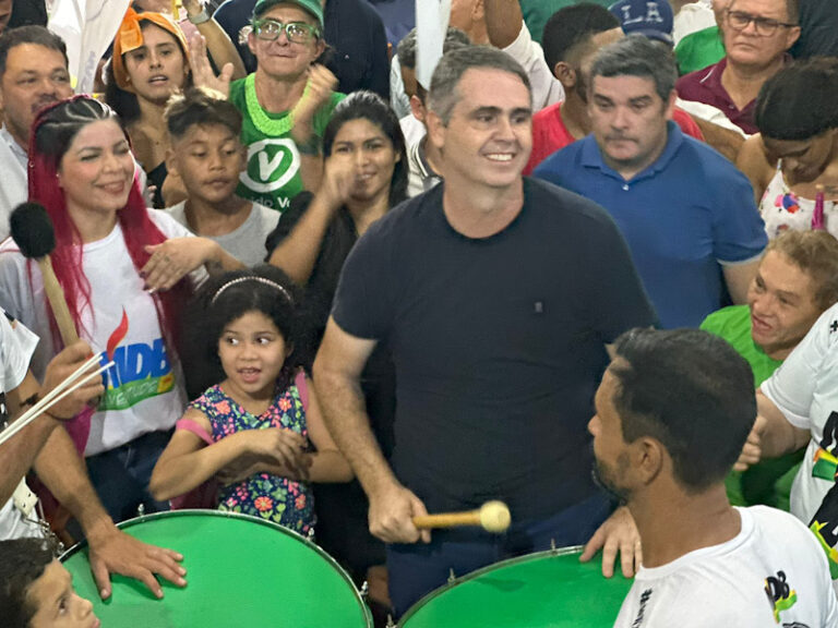 Antes de subir ao palco, Marcus Alexandre faz festa junto a militância