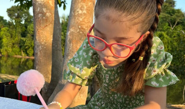 Escritora acreana de 7 anos é destaque ao criar série de livros infantis