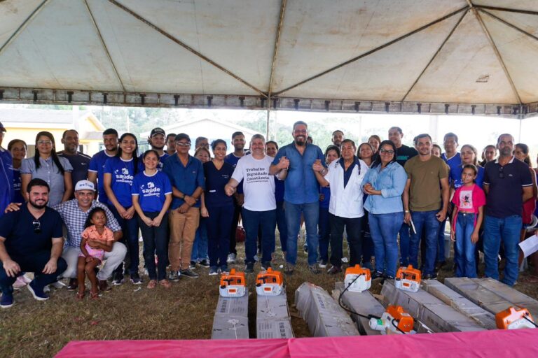 Alan Rick e Sérgio Lopes entregam equipamentos agrícolas na Reserva Chico Mendes