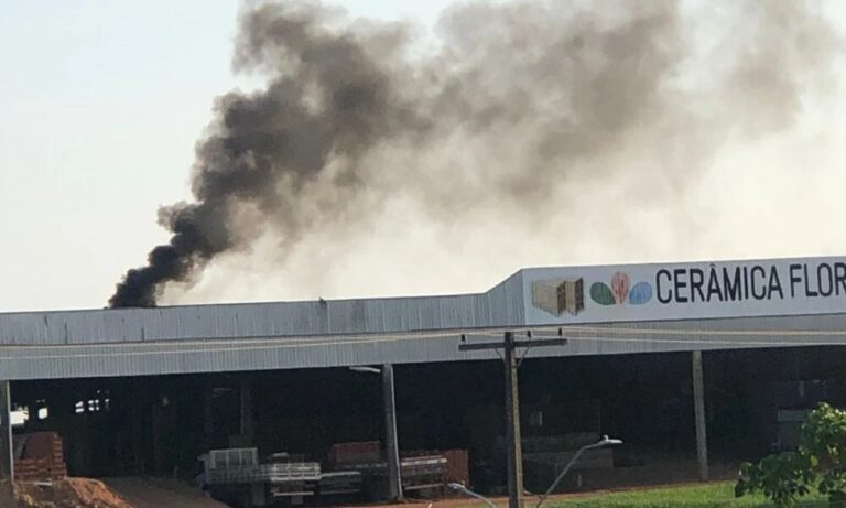 Emissão de fumaça intensa gera alerta e cerâmica será investigada em Rio Branco