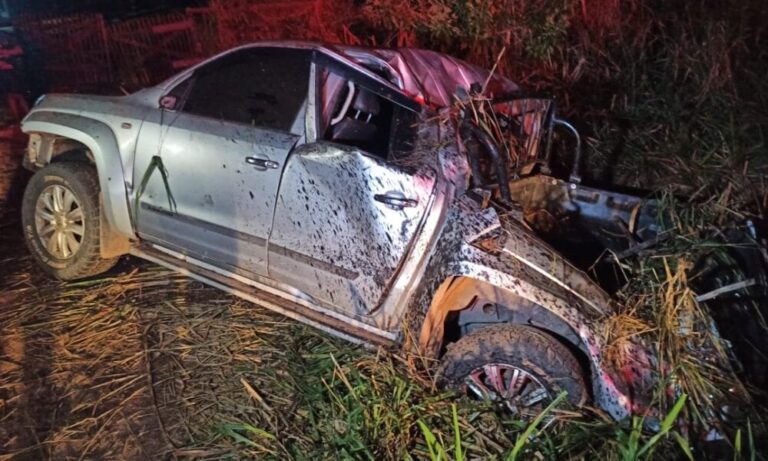 Assaltantes sofrem grave acidente após roubo de caminhonete em Acrelândia
