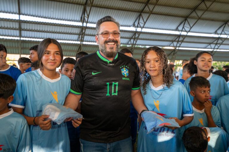 Alan Rick entrega material esportivo para manutenção das atividades da escolinha de futebol do Léo Moura