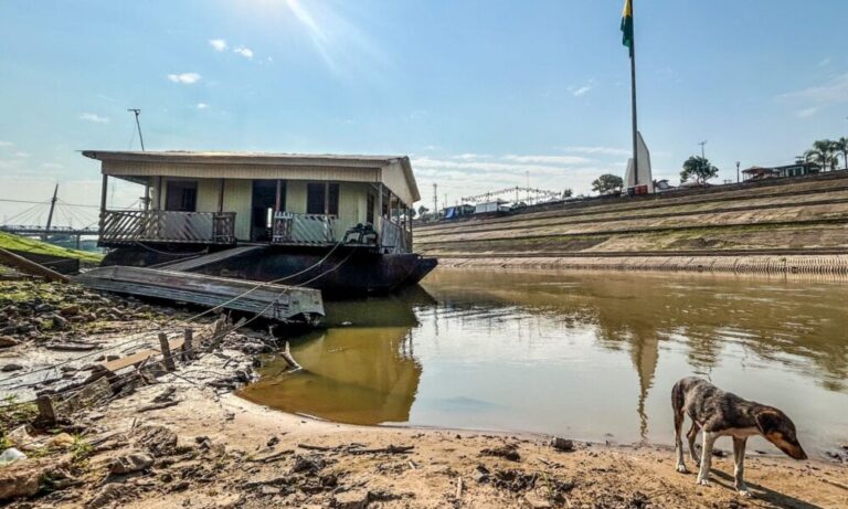 Flutuante encalha no Rio Acre devido a baixo nível das águas em Rio Branco