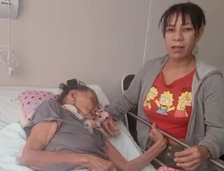 Filha luta para transportar mãe desenganada pelos médicos de volta para casa