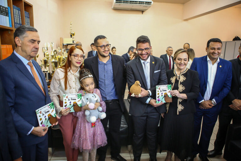 Escritora acreana com autismo entrega livro ao ministro do STF durante visita ao Acre