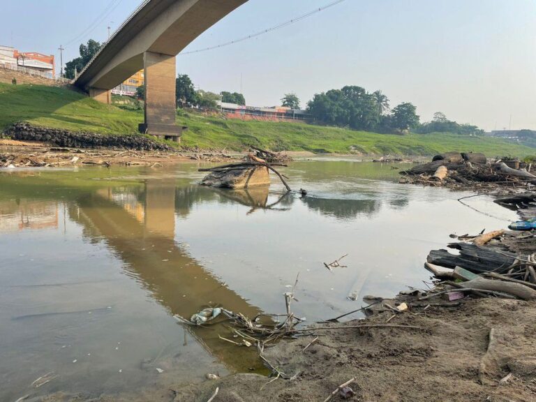 Mesmo com chuva, rio Acre continua baixando e estiagem se agrava em Rio Branco