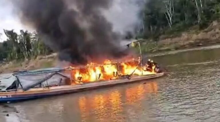 Embarcação com passageiros pega fogo e é destruída pelas chamas no Acre
