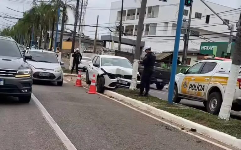 Carro colide em canteiro na Avenida Ceará e motorista abandona veículo