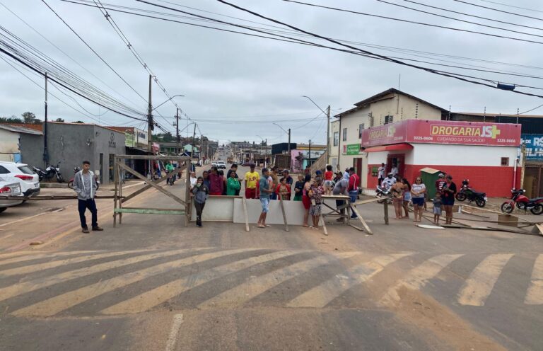 Moradores do bairro João Paulo fecham Avenida Sobral devido falta de manutenção