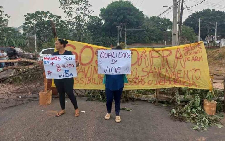Moradores do Joafra fecham ruas em protesto por falta de infraestrutura
