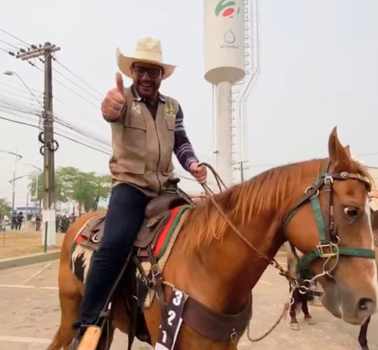 Montado em cavalo, Gladson convida população para participar da cavalgada de abertura da Expoacre