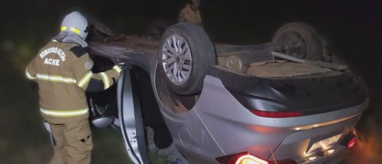 Mulher capota carro em ribanceira após dormir ao volante, no 2º Distrito de Rio Branco